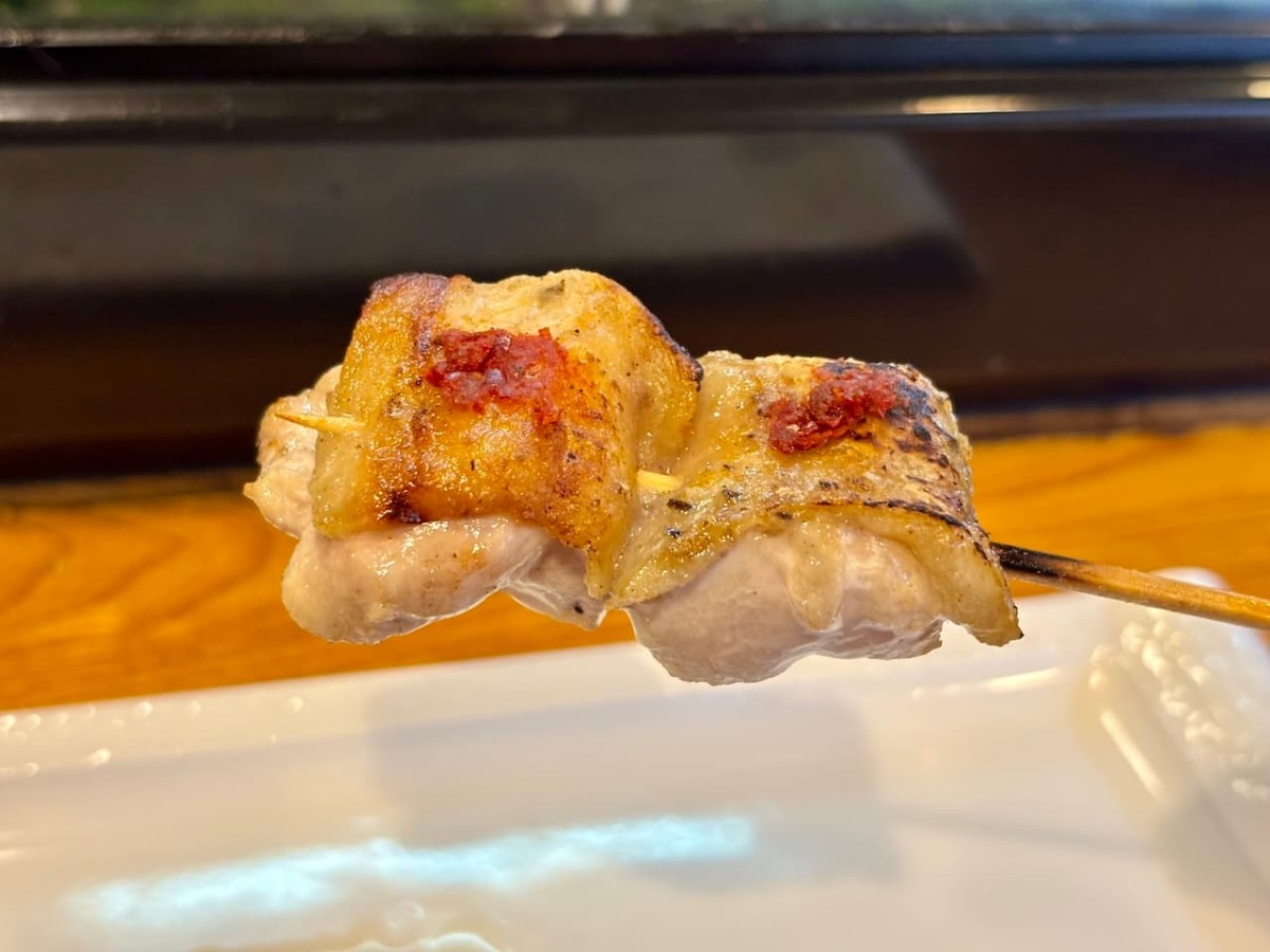 島根県出雲市の『焼鳥 あす香』の「だきみ」。