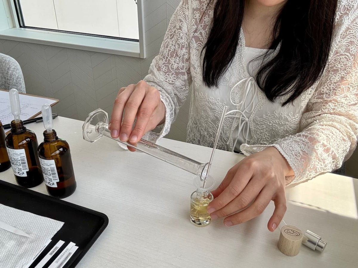 島根県松江市玉湯町にあるビューティサロン『Bika』の香水作り体験で香水を瓶に入れている様子
