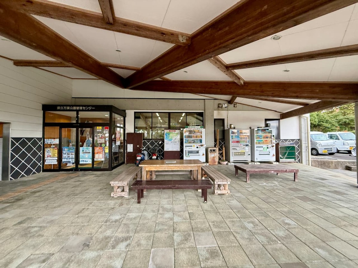 島根県益田市にある「万葉公園オートキャンプ場」管理棟