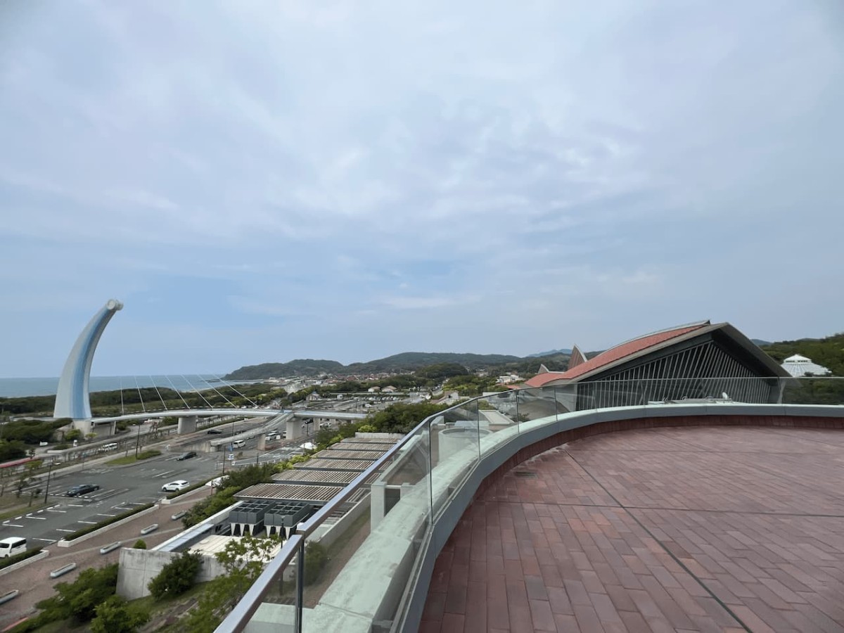 島根県浜田市にある水族館『アクアス』シロイルカ繁殖プール　屋上