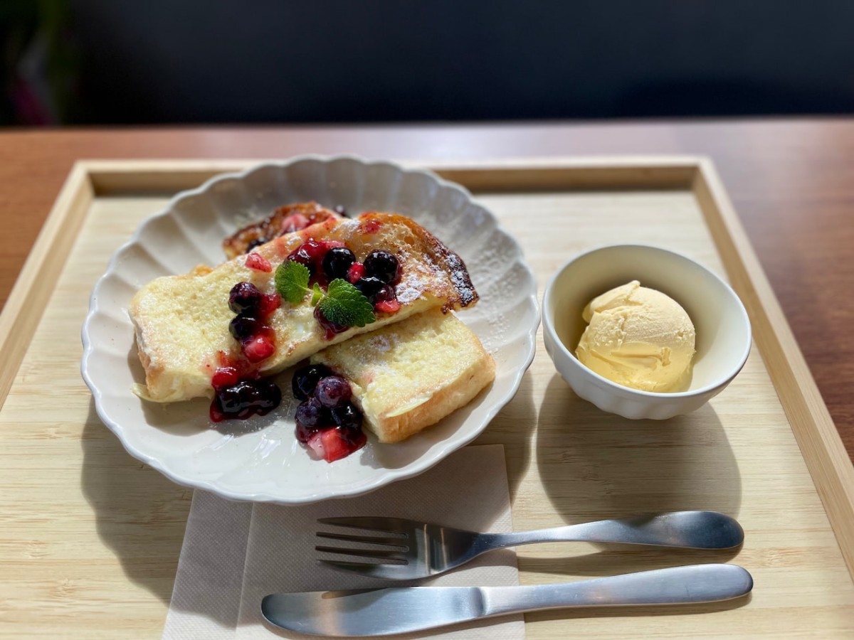 鳥取県倉吉市海田西町にあるカフェ「T-ROOM CAFE+BAR」のフレンチトーストベリー