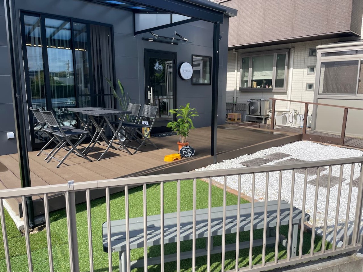 鳥取県倉吉市海田西町にあるカフェ「T-ROOM CAFE + BAR」のウッドデッキスペース