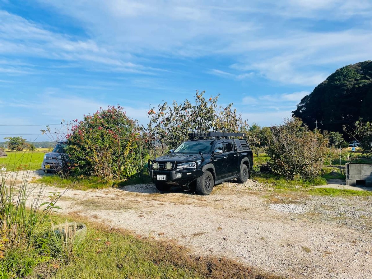 島根県安来市にある流木家具屋×カフェ「relaKS」の駐車場