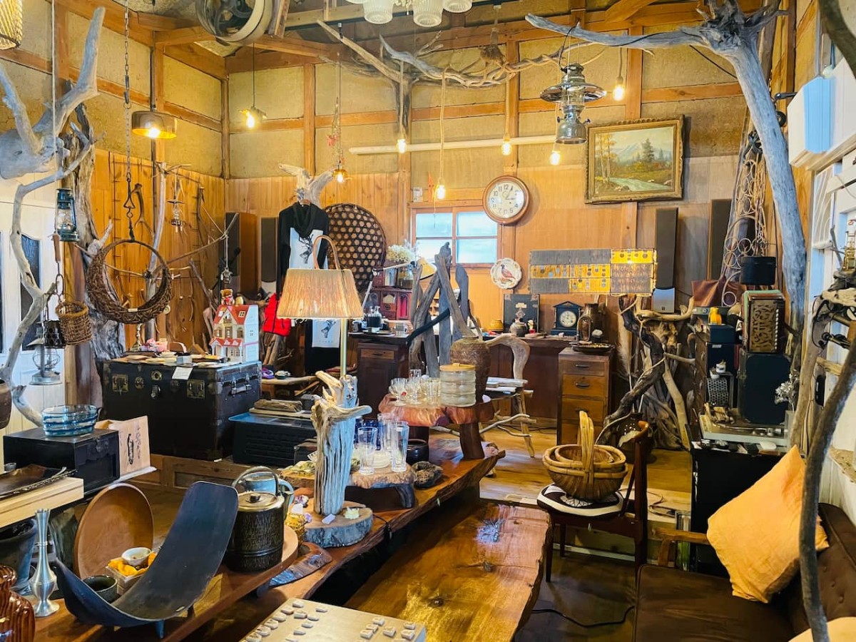 島根県安来市にある流木家具屋×カフェ「relaKS」の店内