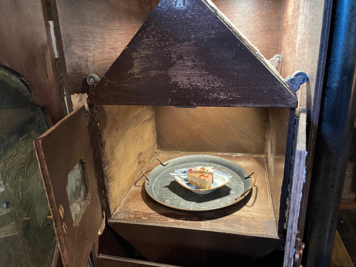 島根県安来市にある流木家具屋×カフェ「relaKS」の2階の滑車