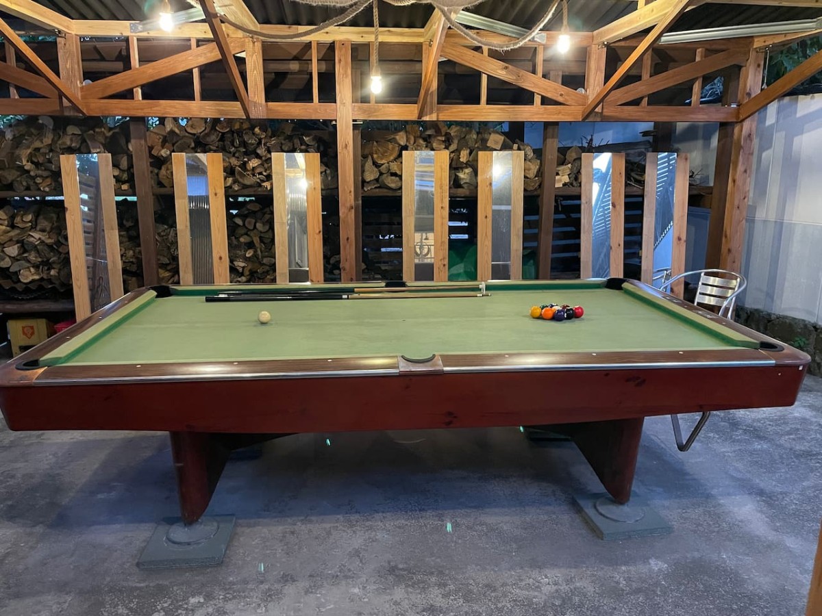 島根県安来市にある流木家具屋×カフェ「relaKS」の外にあるビリヤード