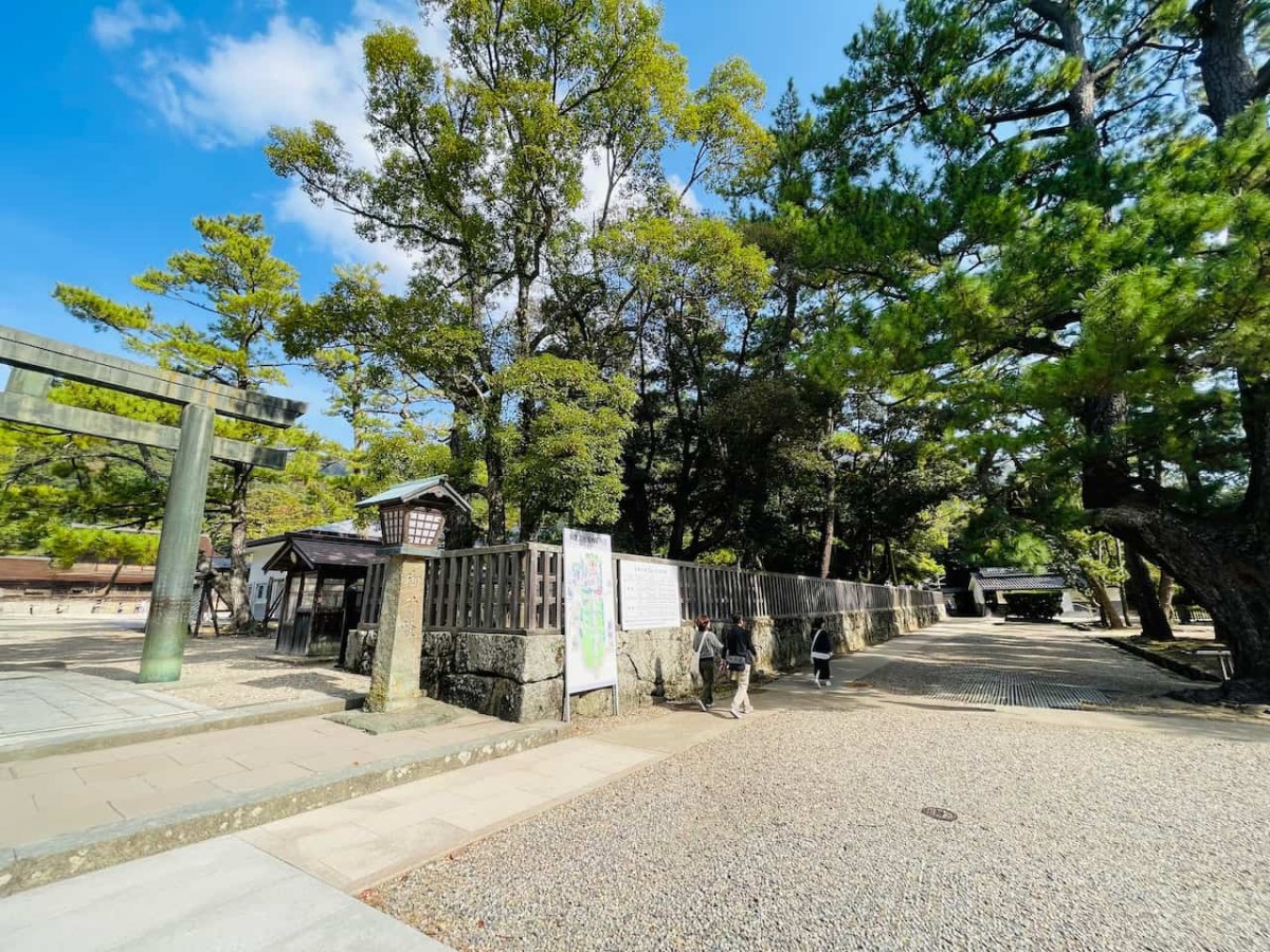 島根県出雲市にある出雲大社の４番目の鳥居、銅の鳥居
