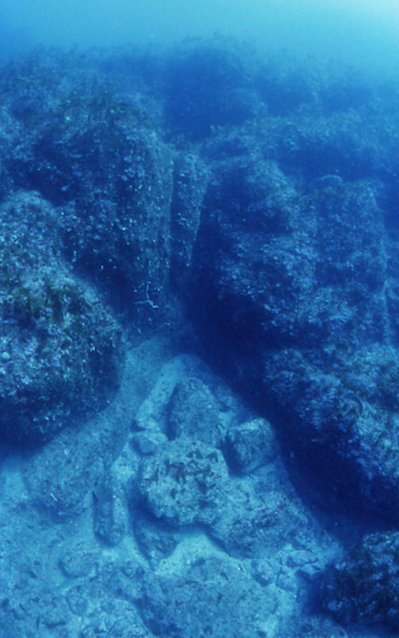 島根県出雲市日御碕にある海底遺跡、亀石