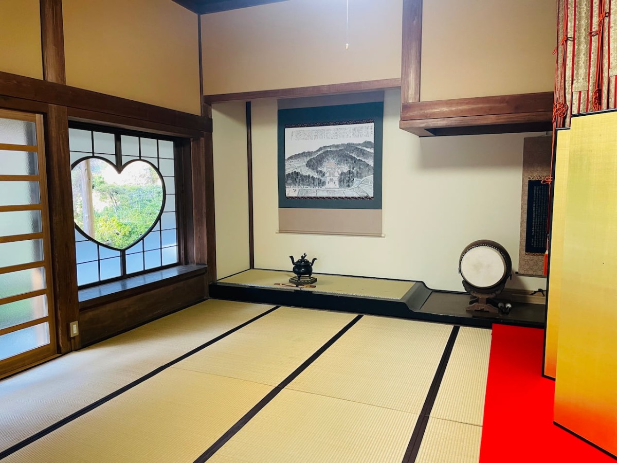 島根県安来市にある雲樹寺のハート窓