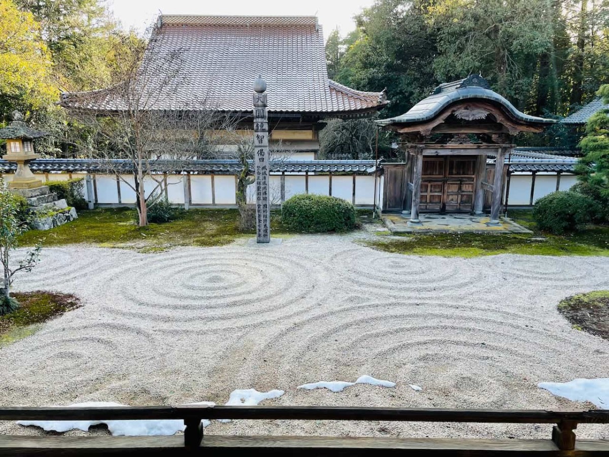 島根県安来市にある雲樹寺の砂利、砂紋