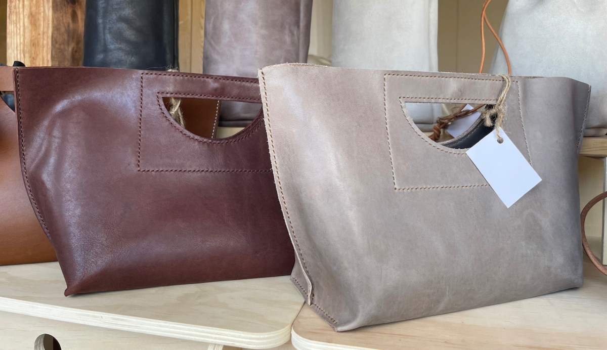 島根県安来市にあるレザークラフトEASTWOODの「手縫いのバッグ」