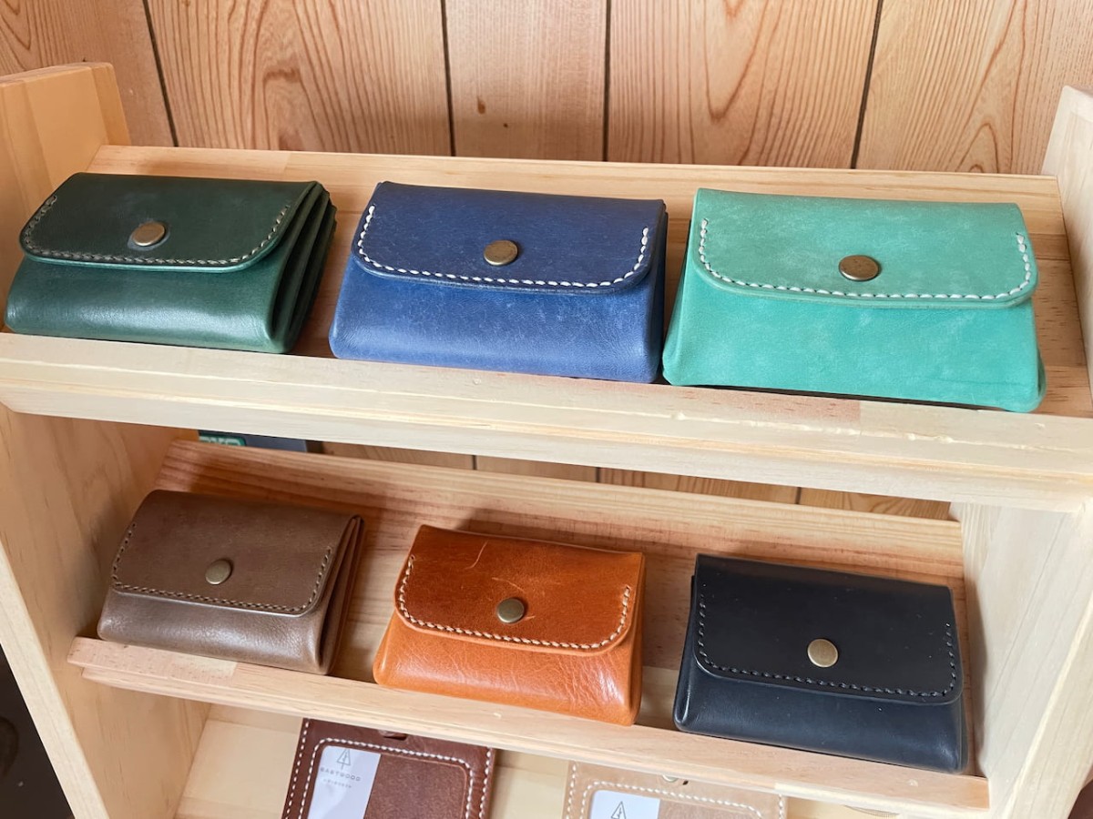 島根県安来市にあるレザークラフトEASTWOODのコンパクトウォレット。
