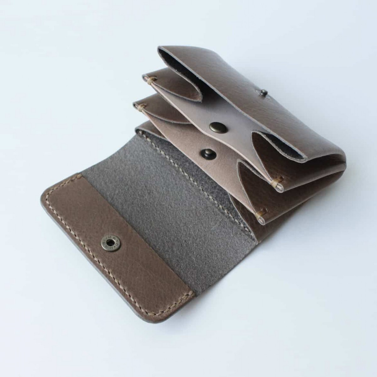 島根県安来市にあるレザークラフトEASTWOODのコンパクトウォレット