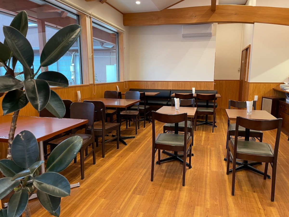 島根県安来市にあるジェラート&レストラン「ワライカワセミ」の店内