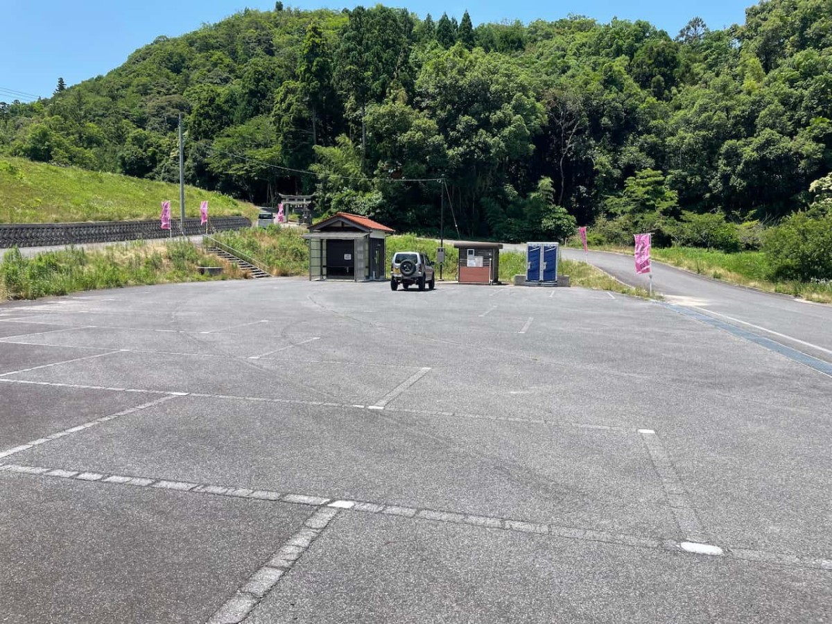 鳥取県西伯郡南部町にある赤猪岩神社の駐車場