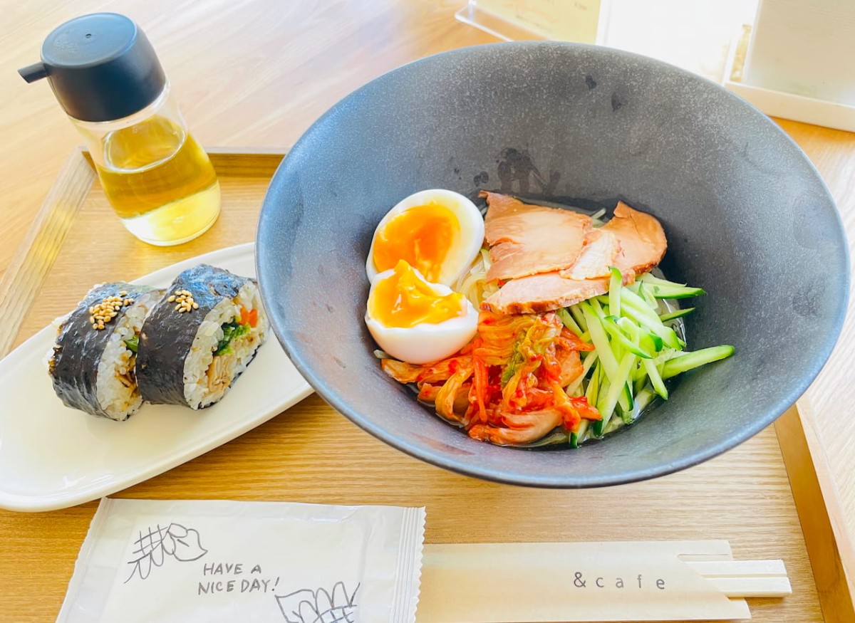 鳥取県西伯郡南部町にある＆cafeの韓国風旨辛冷麺