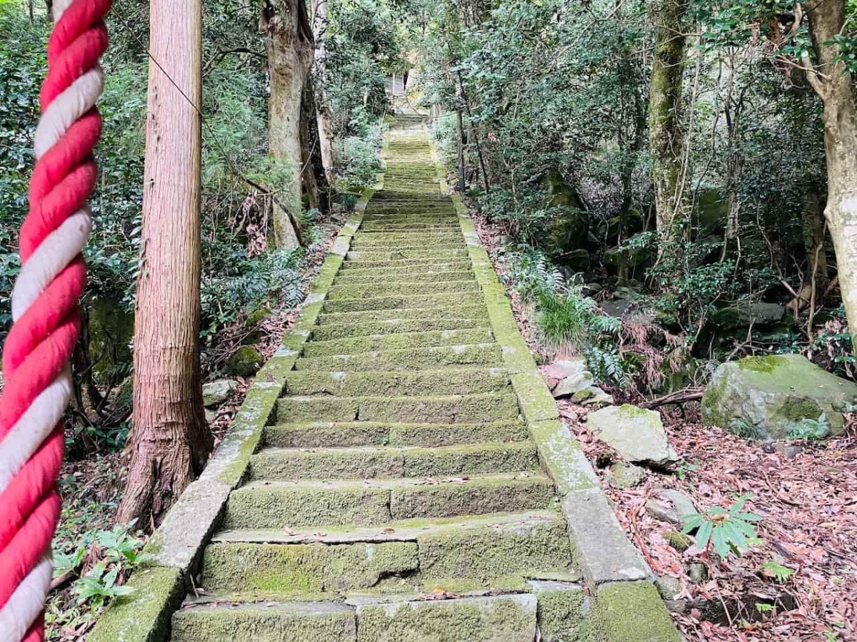 西伯郡伯耆町にある赤岩神社の参道