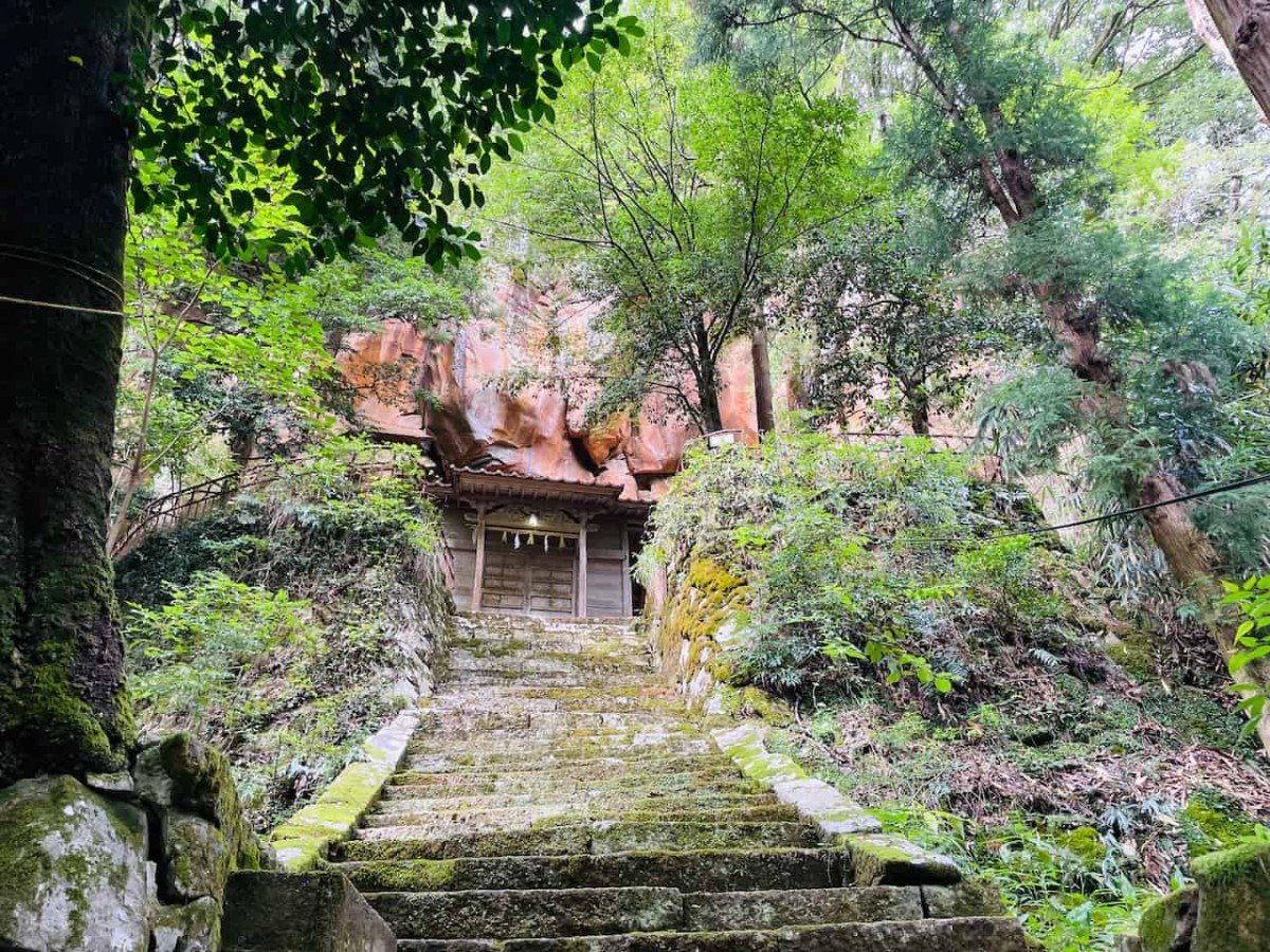 西伯郡伯耆町にある赤岩神社の参道