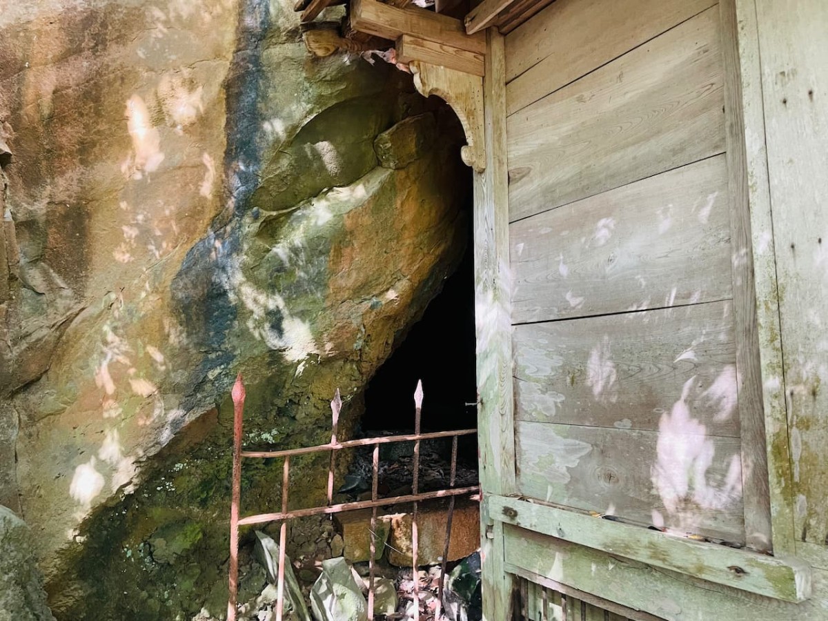 西伯郡伯耆町にある赤岩神社の巨岩にある洞窟