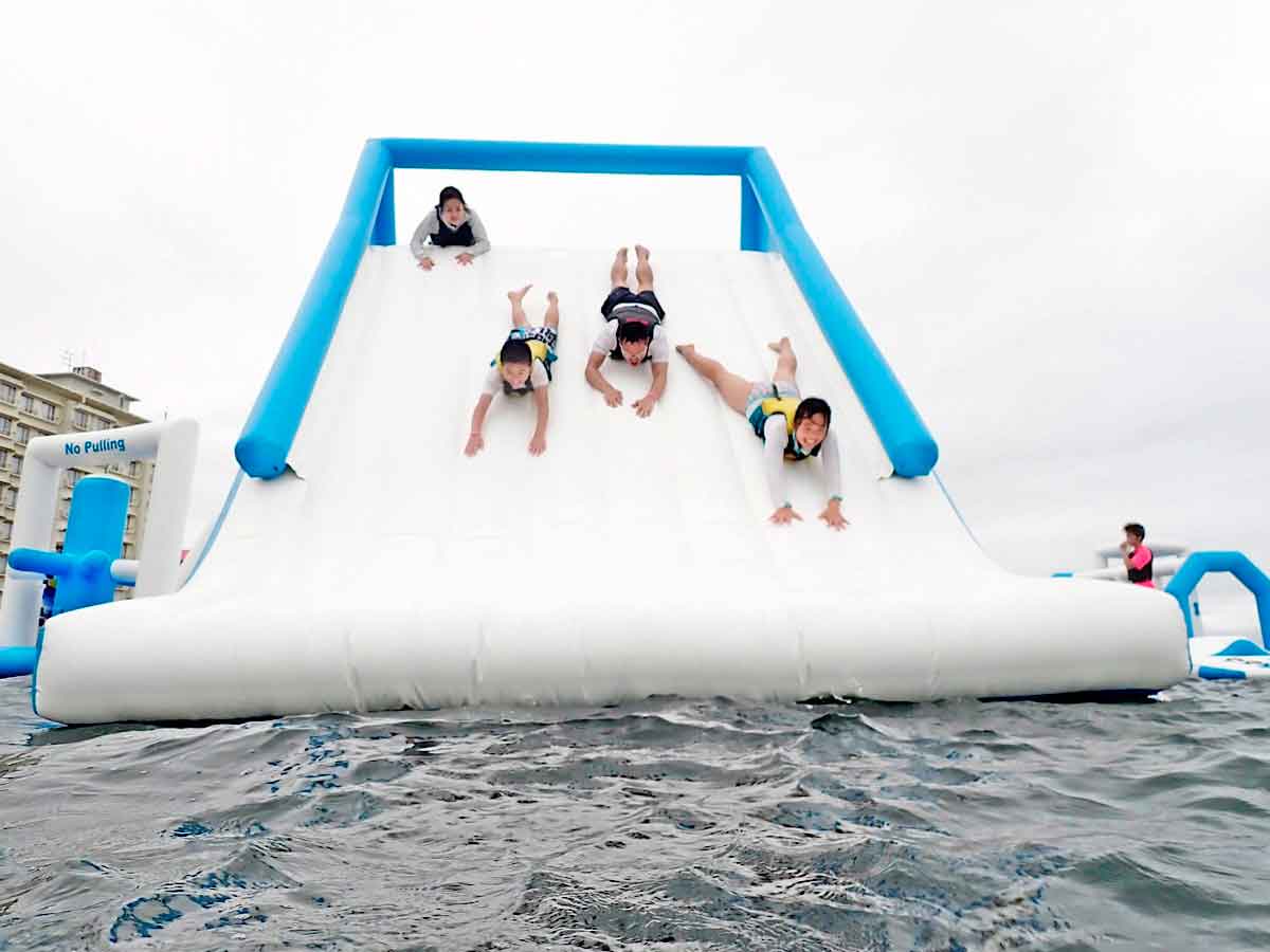 鳥取県米子市の皆生温泉で開催される夏イベント「海上アスレチック 海皆-KAIKAI-」の過去開催の様子