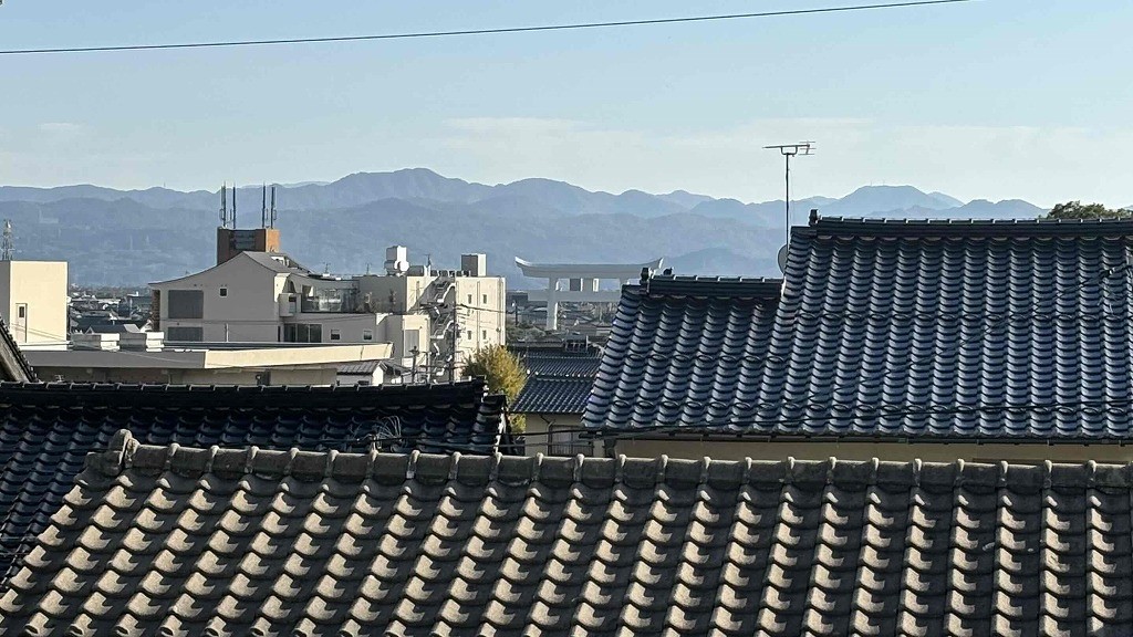 島根県出雲市大社町にある一棟貸し古民家宿『養神館』から見える一の鳥居