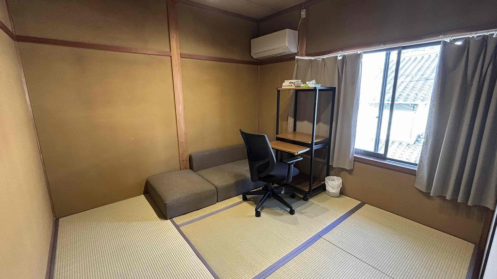 島根県出雲市大社町にある一棟貸し古民家宿『養神館』の書斎風の部屋