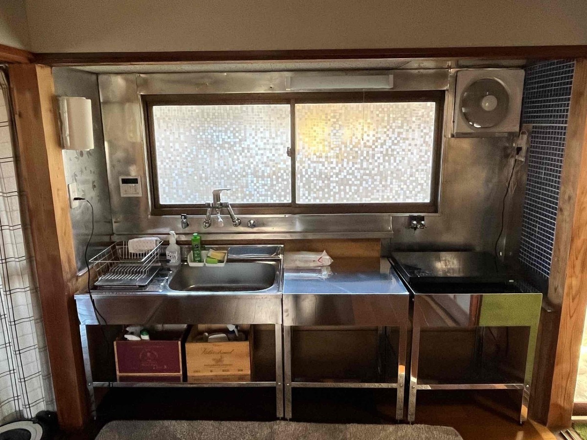 島根県出雲市大社町にある一棟貸し古民家宿『養神館』キッチン