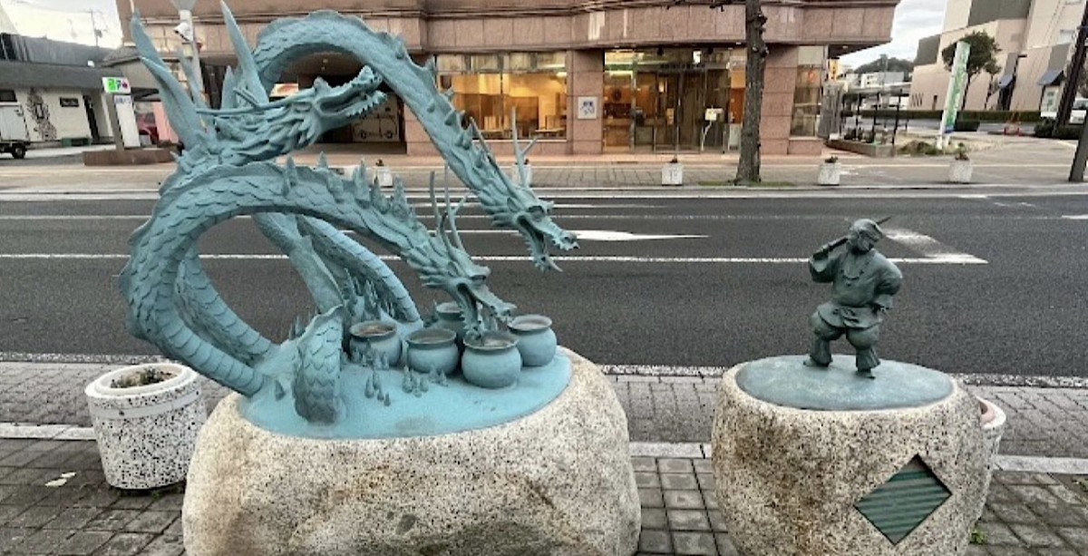 島根県出雲市の『くにびき中央通り』のヤマタノオロチ像