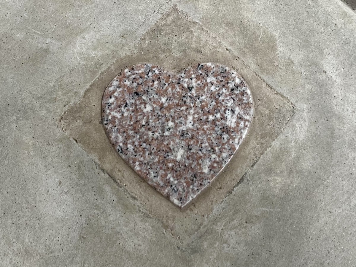 島根県出雲市大社町にある『出雲大社前駅』のハートモチーフ