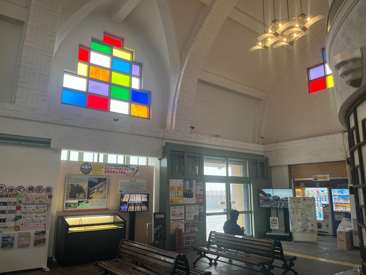 島根県出雲市大社町にある『出雲大社前駅』の駅舎内のステンドグラス