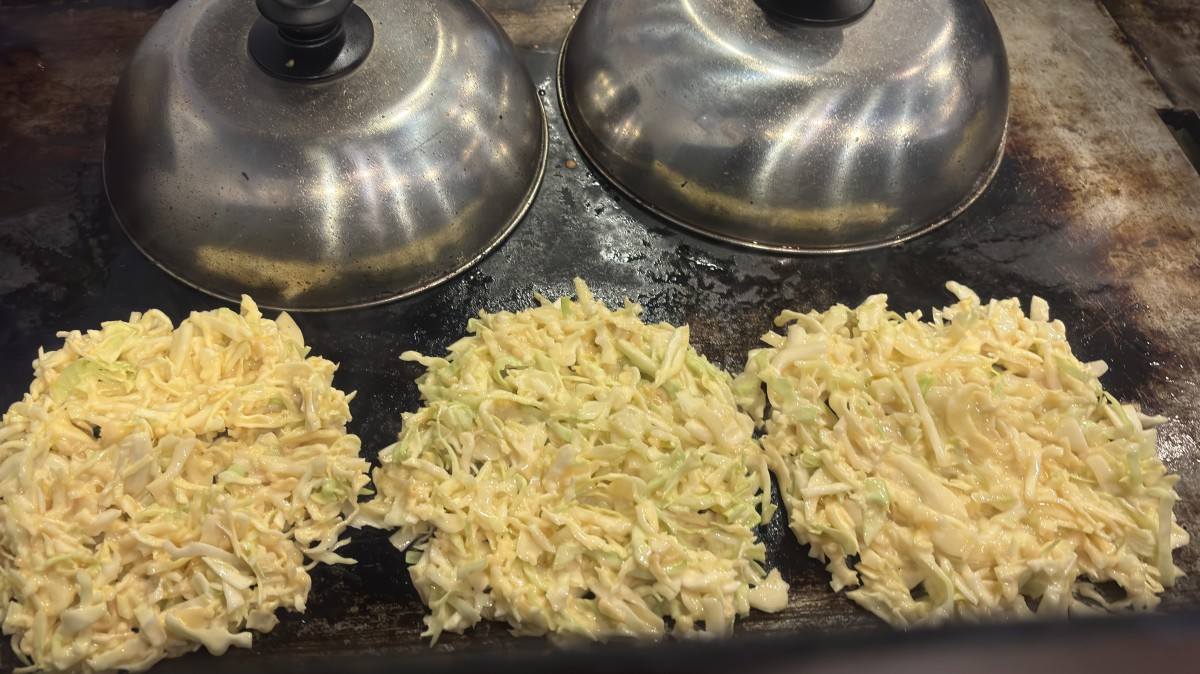 出雲市平田町にある『鉄板焼きぶね』の、鉄板で焼いてる様子