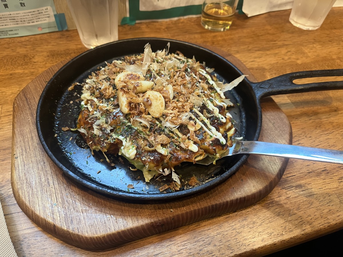 出雲市平田町にある『鉄板焼きぶね』の「豚ガーリックお好み焼き」