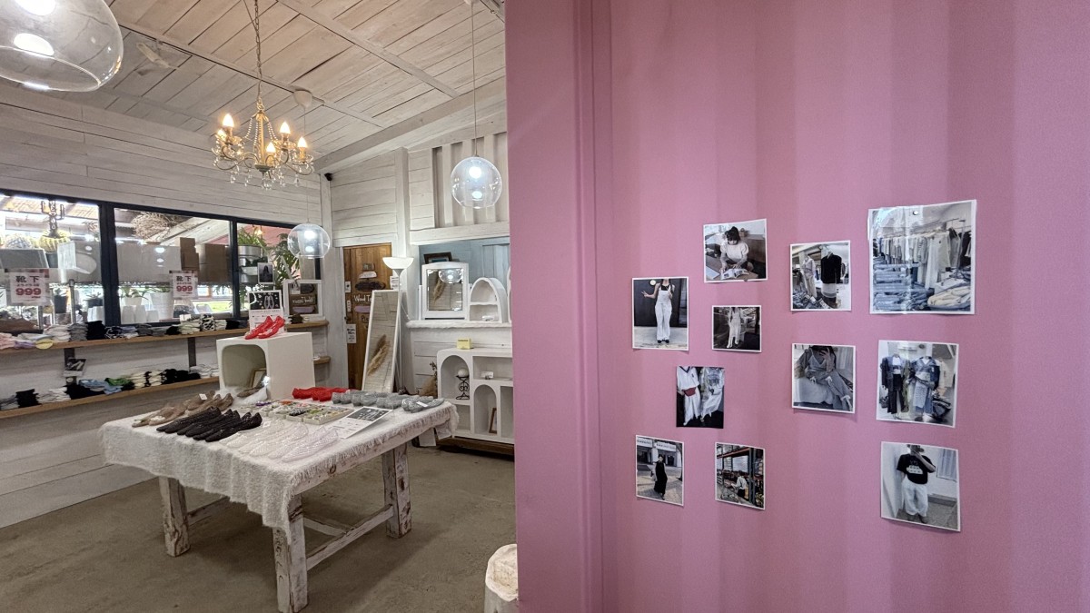 出雲市知井宮町にある韓国雑貨店『GLOBAL GOOD GIFT』のアパレルコーナー内観