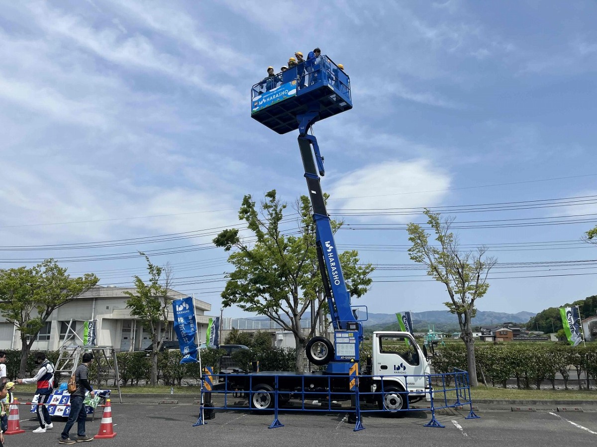 鳥取県鳥取市の『ガイナーレ鳥取』の「Axisバードスタジアム」でのホームゲーム開催時の体験用高所作業車