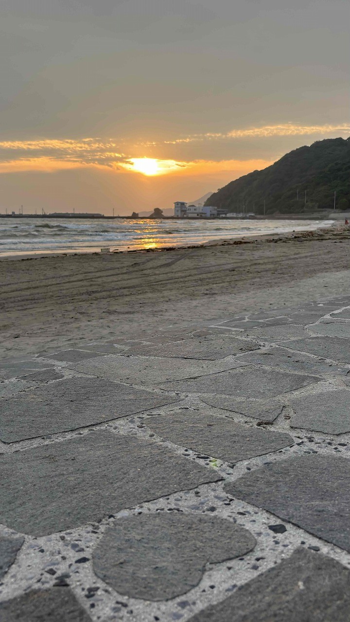島根県出雲市の『稲佐の浜』の夕景と『隠れハート』