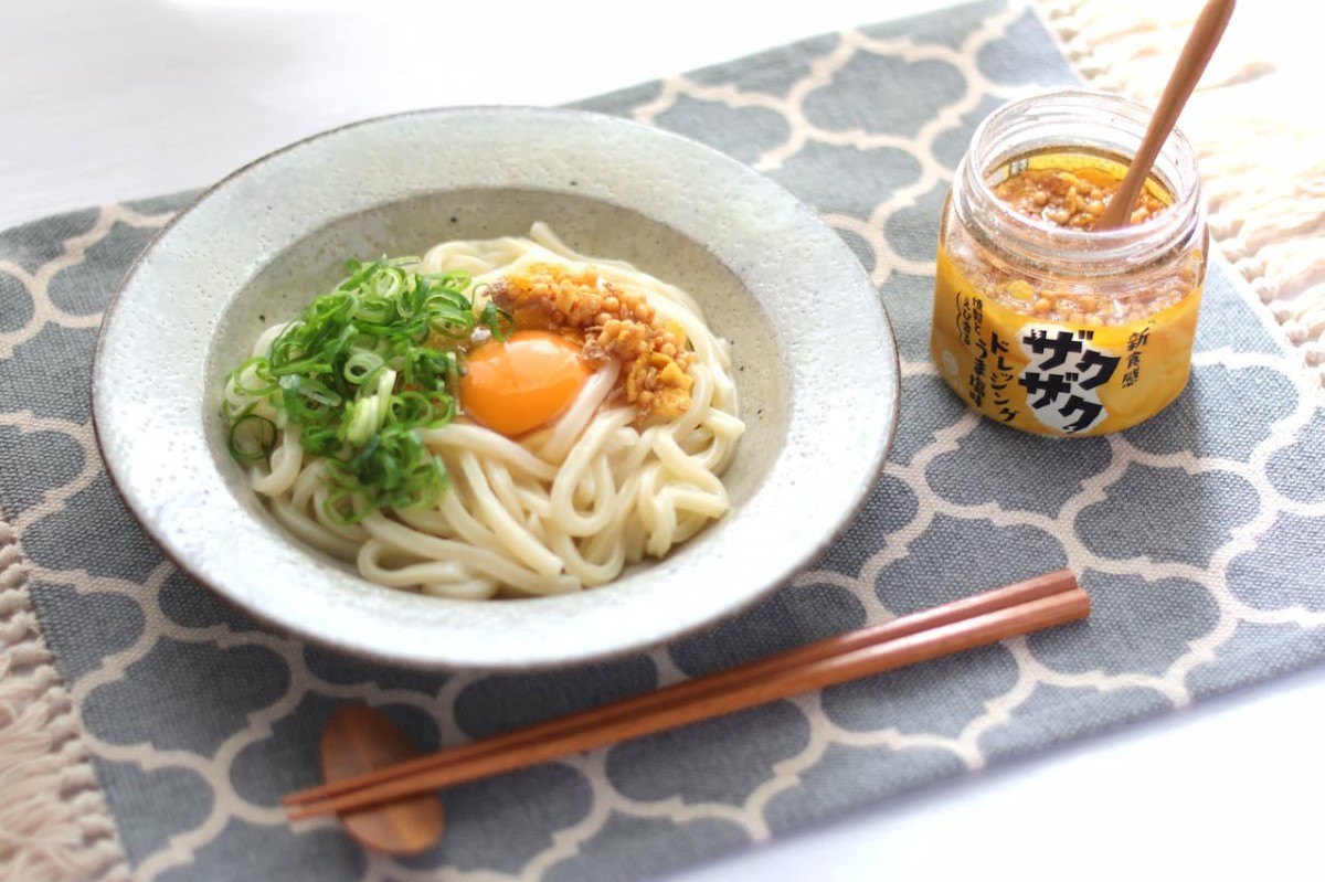 島根県松江市『やすもと醤油』の「ザクザクドレッシングうま塩味」を使って作る「やみつき！ザクザク釜揚げうどん」