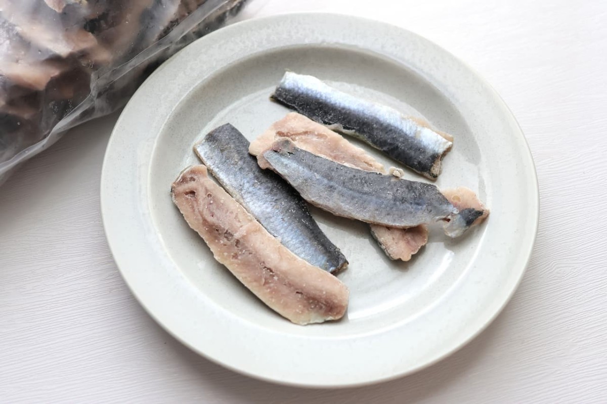 鳥取県境港市『明成フーズ』の「【加熱用】境港産いわしフィーレ１kg２袋セット」の中身