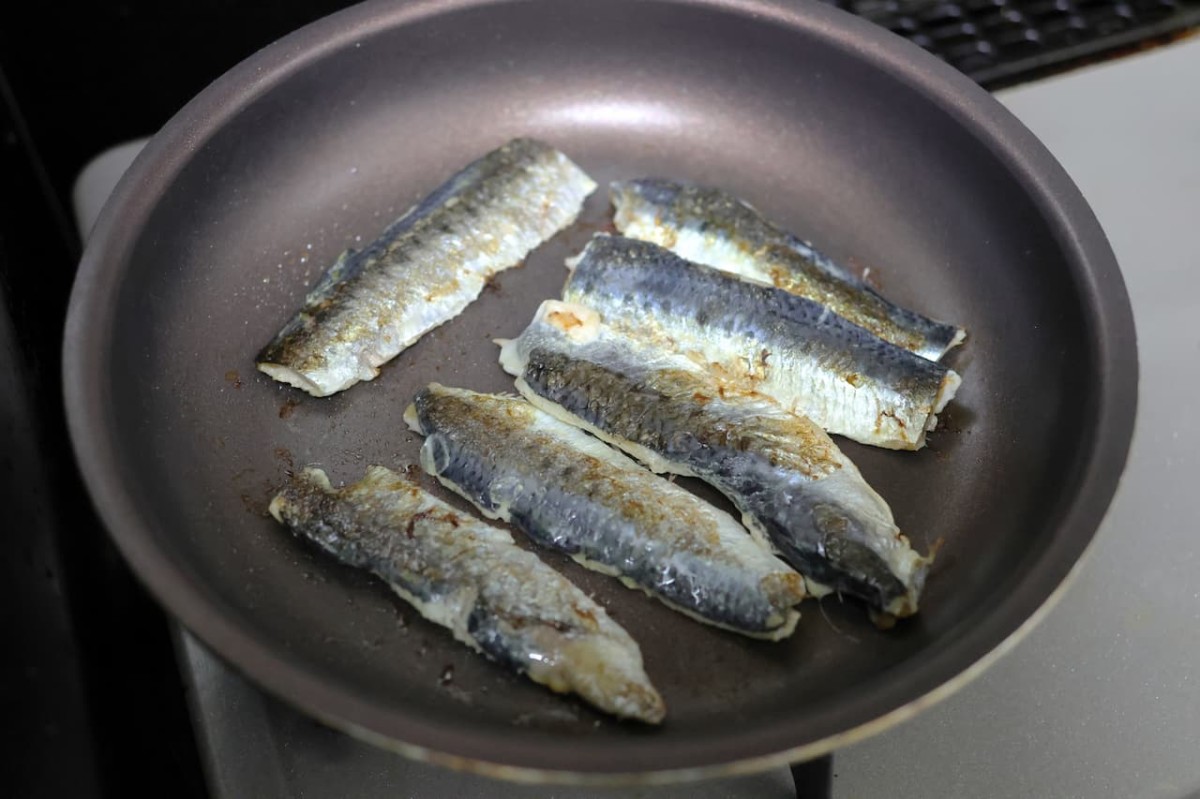 イワシをフライパンで焼いていきます