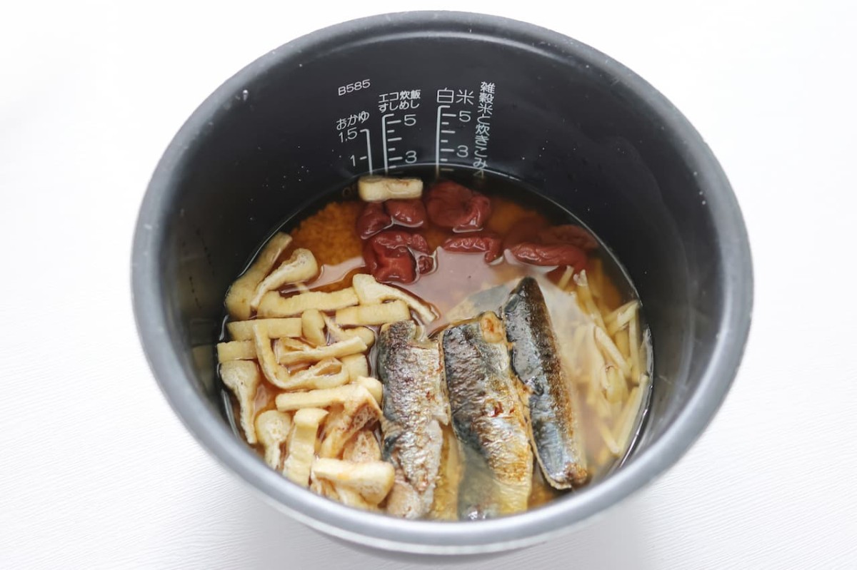炊飯器に食材を入れてセット