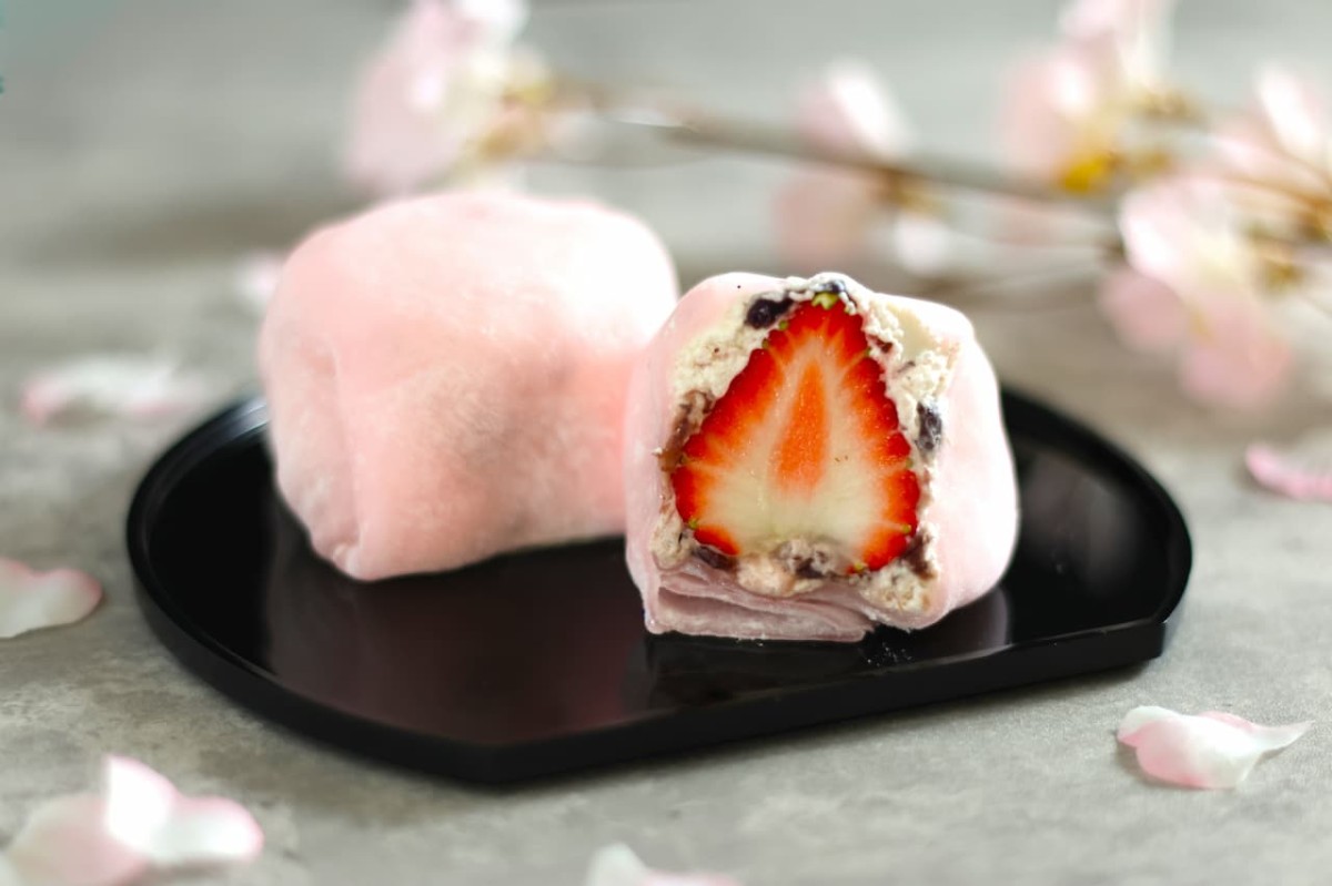 鳥取県境港市『ある処にぼたもち山境港店』の「苺あずきクリーム大福」