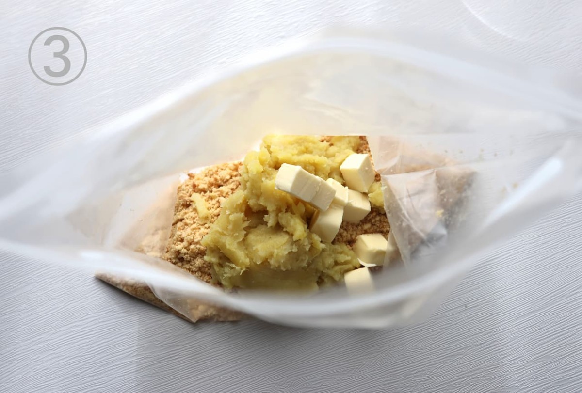 ペーストとバターを入れてよくもむ