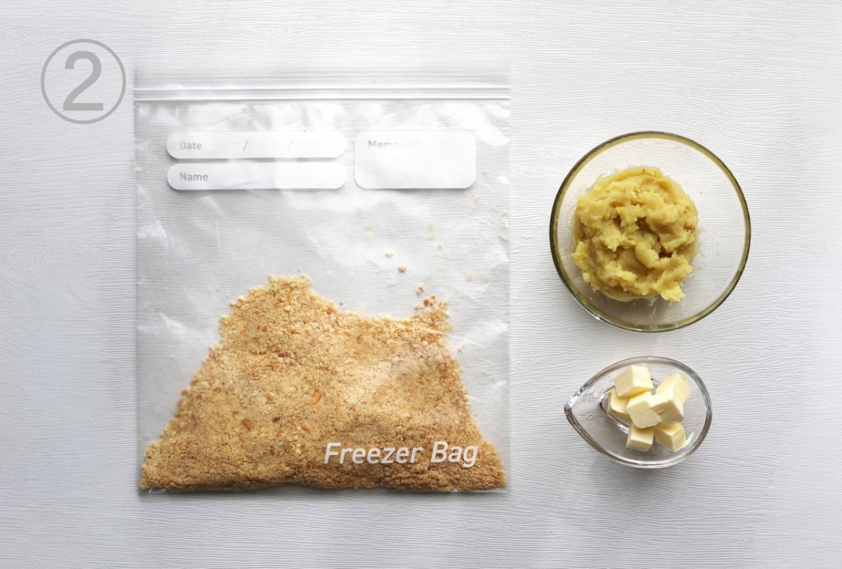 クッキーを袋に入れて砕く