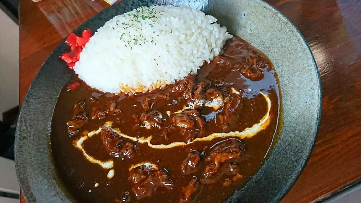 鳥取県米子市にある飲食店『バルフリーダム』の牛すじカレー