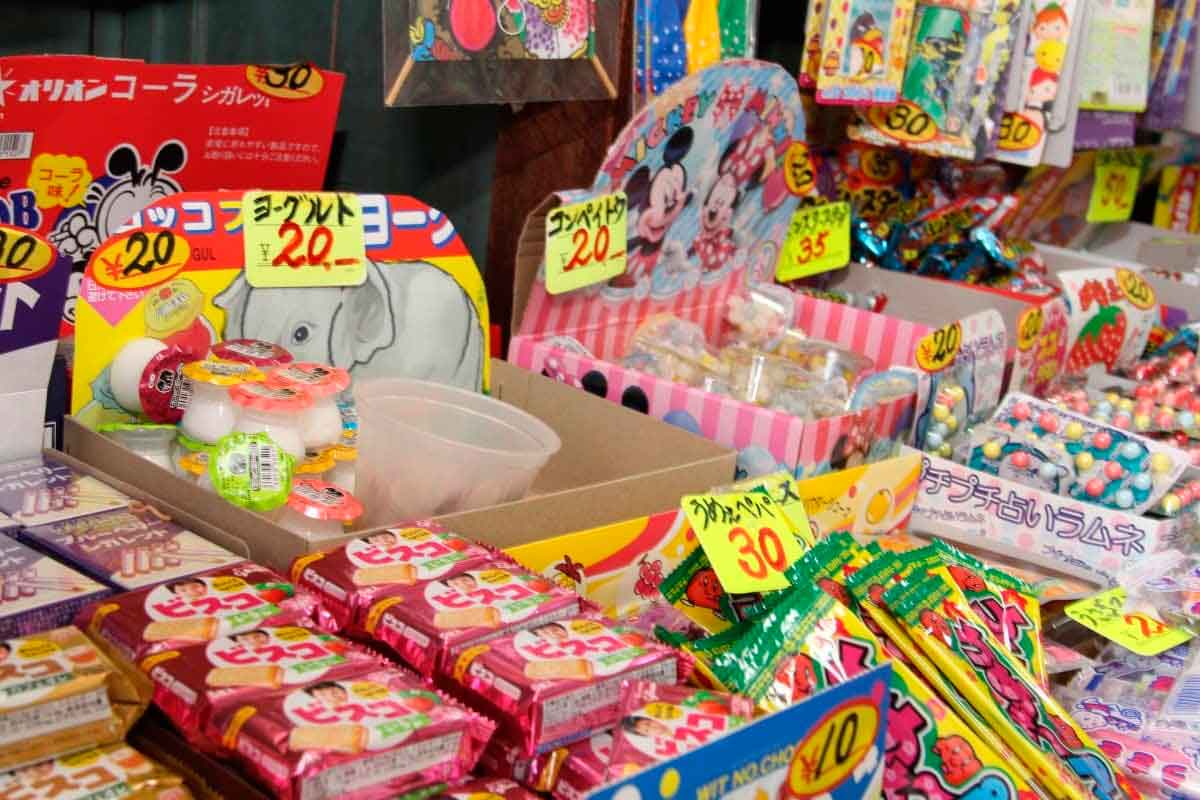 人気記事_文化財級！時が止まった駄菓子屋で夢の大人買い【山陰フォト散歩】