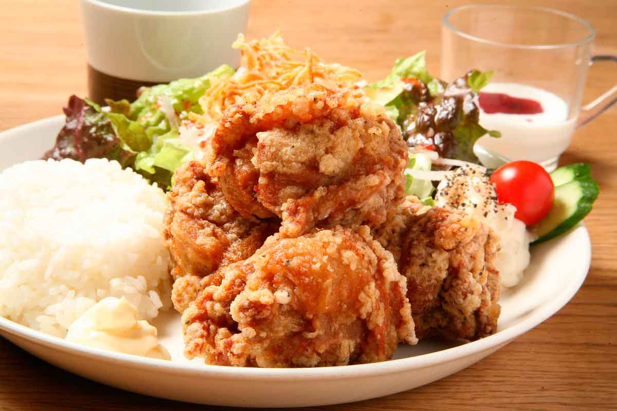 大ぶりでジューシーな くじら軒 の唐揚げを無性にかぶりつきたくなる時ってあるよね 日刊lazuda ラズダ 島根 鳥取を知る 見る 食べる 遊ぶ 暮らすwebマガジン